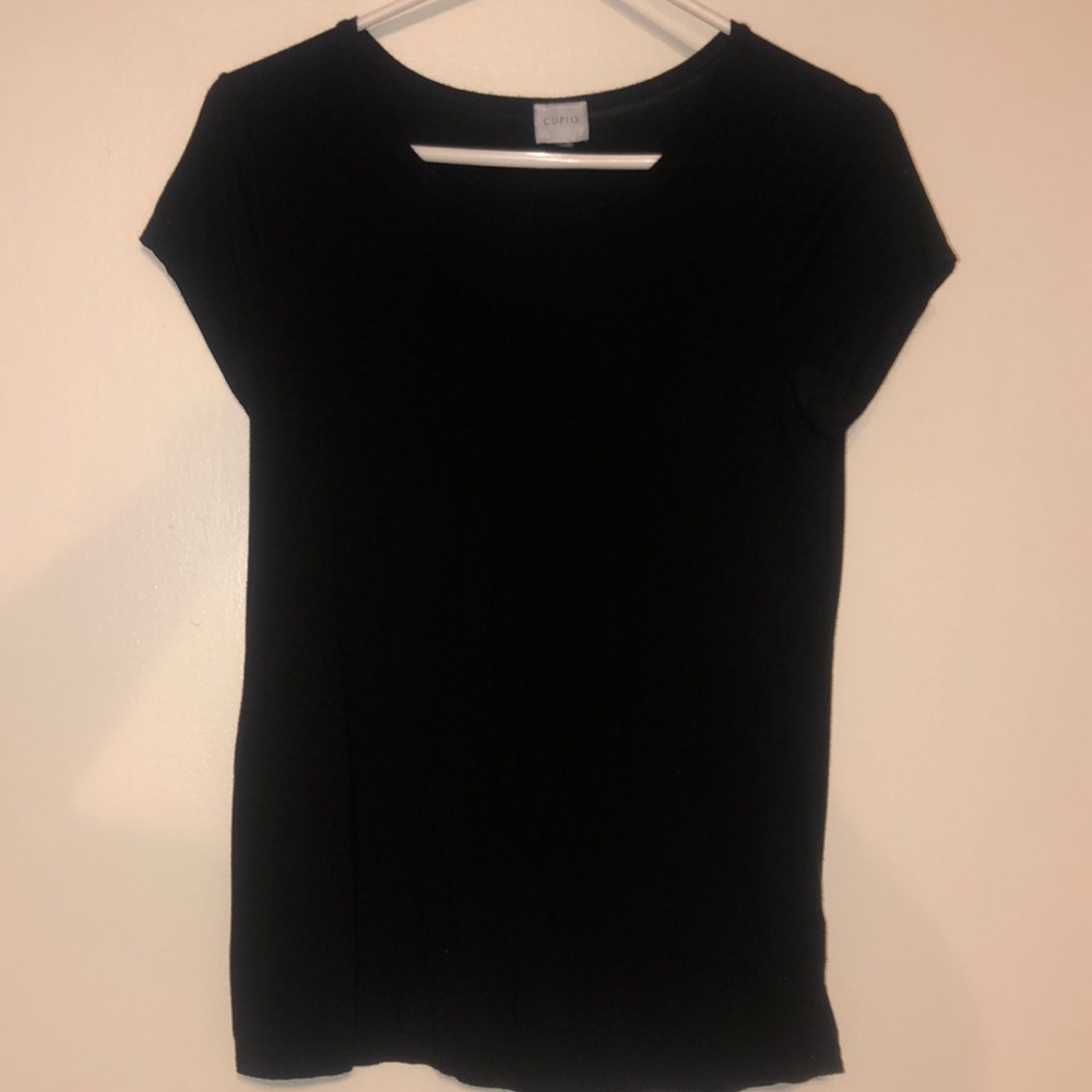 Black T-shirt. Stretchy material.